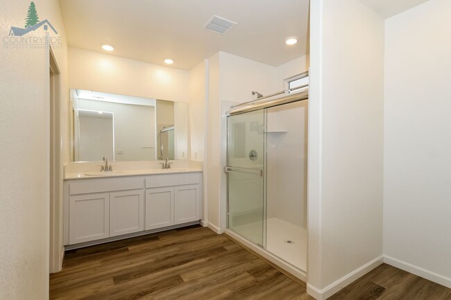 Building Photo - 577 Bedfordshire Dr