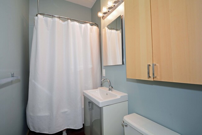 Building Photo - Beautiful Condo in Prime Minneapolis Locat...