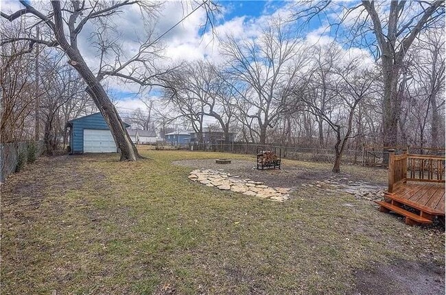 Building Photo - 1004 E Cedar St