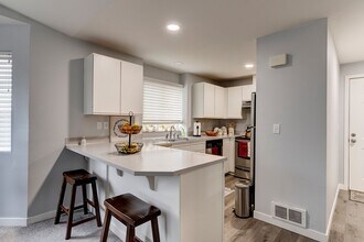 Building Photo - Second Story 2 bed 2 bath condo - W/S/G included!