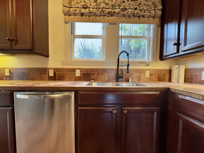 Building Photo - 645 Jean St