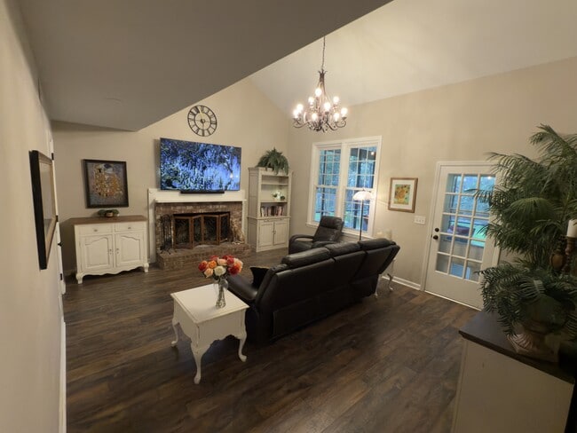 Building Photo - 989 Colonial Dr