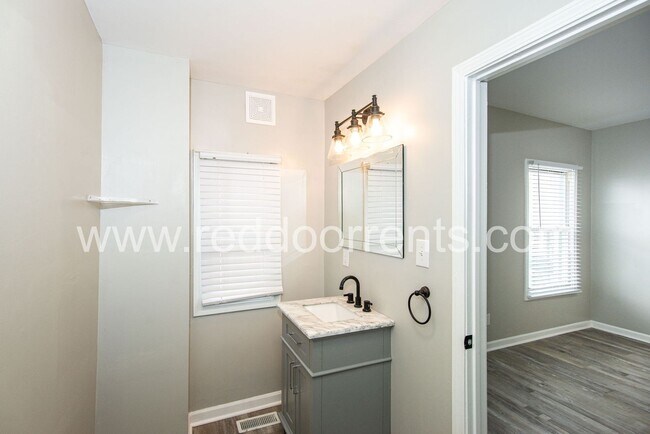 Building Photo - 1329 E Market St