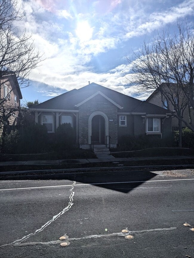 Building Photo - Very nice family home