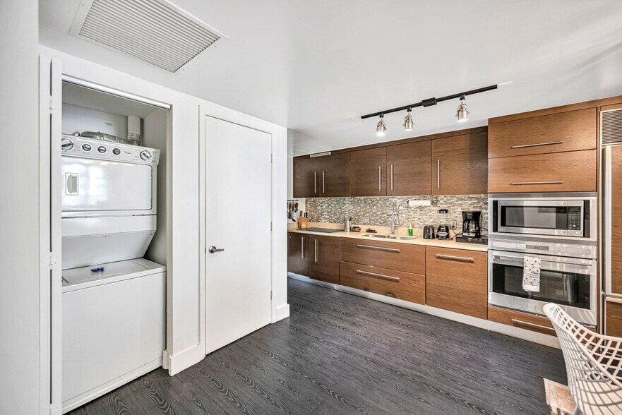 Building Photo - 485 Brickell Ave