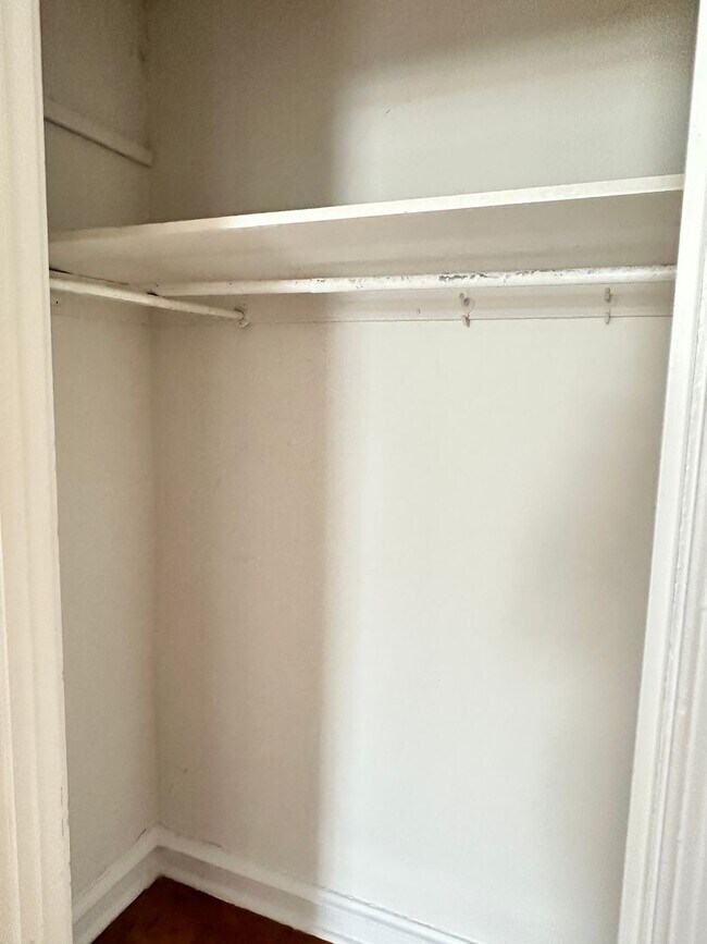 Building Photo - 2819 W Queen Ln