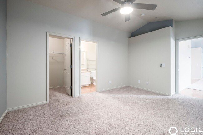 Building Photo - Spacious Condo in Great Location!