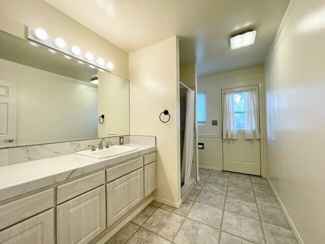 Building Photo - COMING SOON! AMAZING 3 Bedroom 3 Bathroom ...