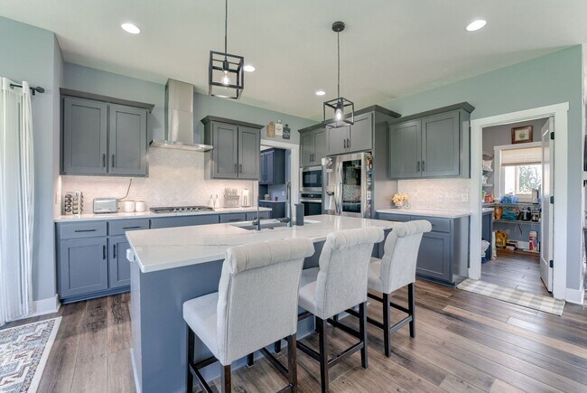 Building Photo - Spacious & Stylish 6-Bedroom Home in North...