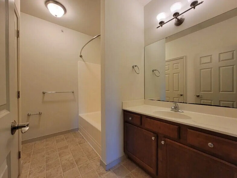 Building Photo - 2028 Shady Oak Dr