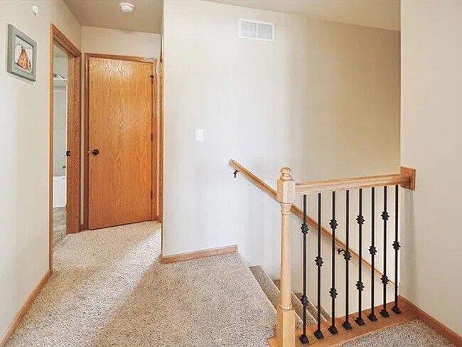 Building Photo - Coralville 4 Bedroom 4 Bath 3 Level Town H...