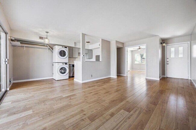 Building Photo - 1304 Mariposa Dr