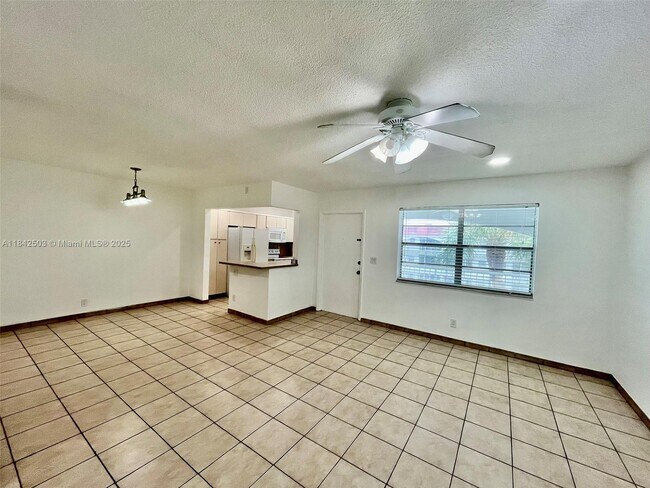 Building Photo - 581 Blue Heron Dr