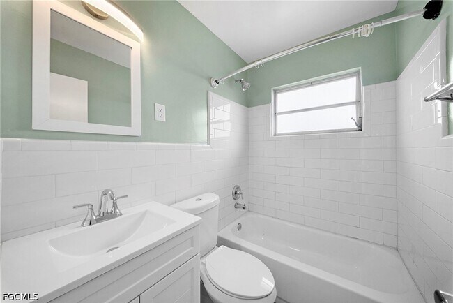 Building Photo - 275 Lakeview Dr