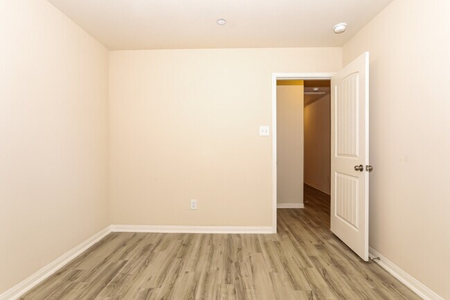 Building Photo - 2048 Oakwood Forest Dr