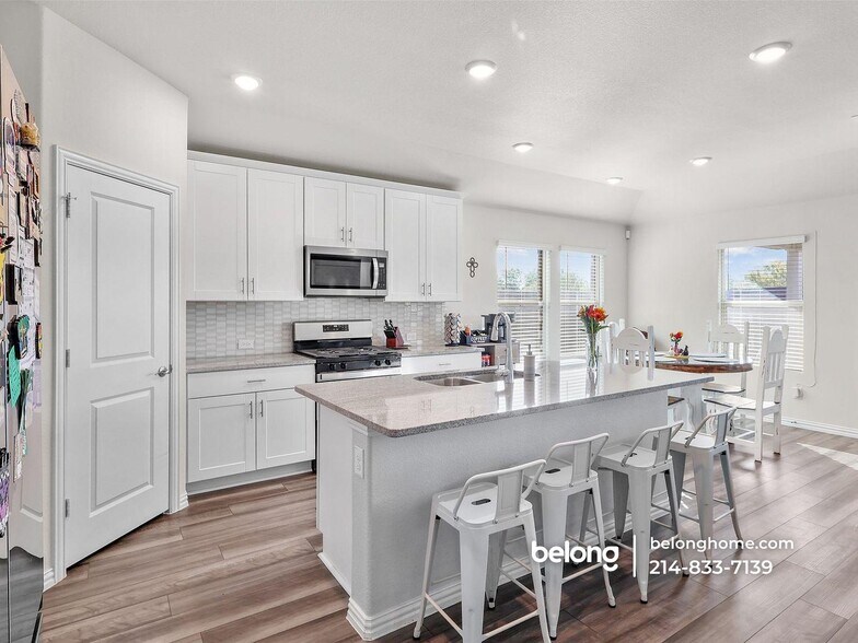 Building Photo - 3505 Kingsview Dr
