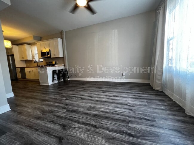 Building Photo - 1455 W Augusta Blvd