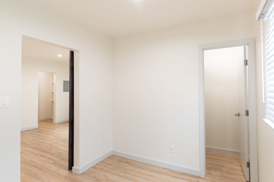 Building Photo - 1208 Daisy Ave