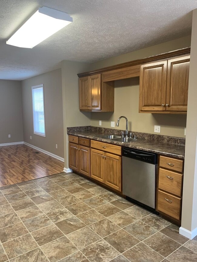 Building Photo - 3 Bedroom in GREAT LOCATION in the Center ...