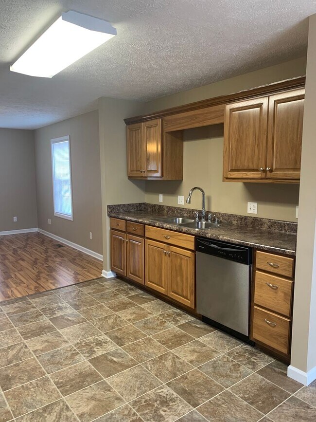 Building Photo - COMING SOON...3 Bedroom in GREAT LOCATION in the Center of Town!