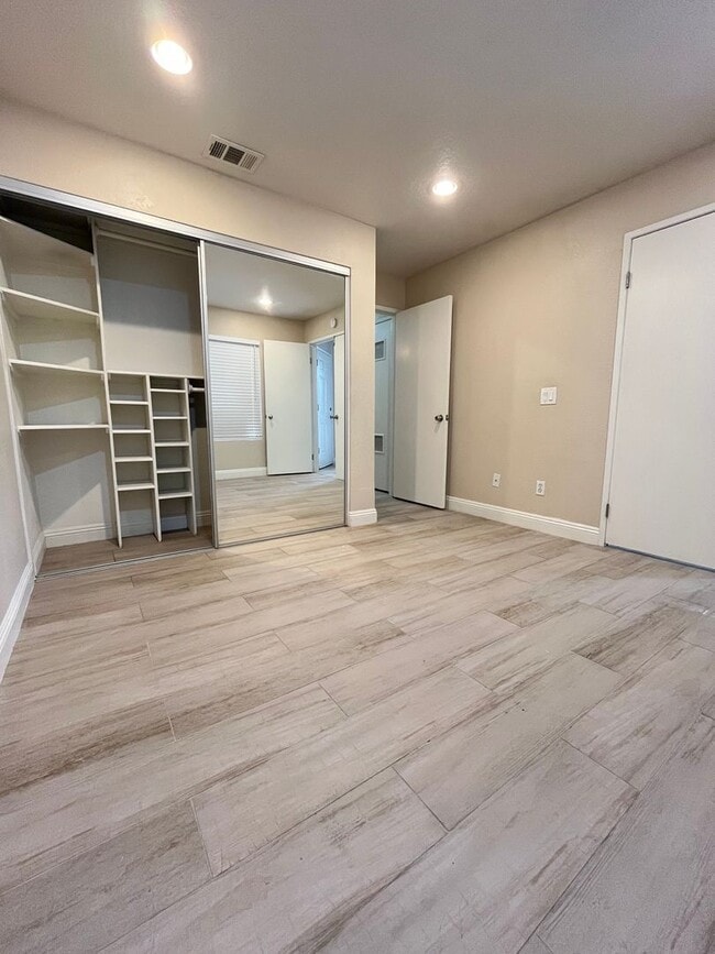 Building Photo - BEAUTIFULLY UPGRADED 1 STORY CONDO