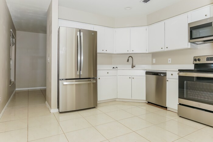 Building Photo - 2315 Bay Leaf Dr