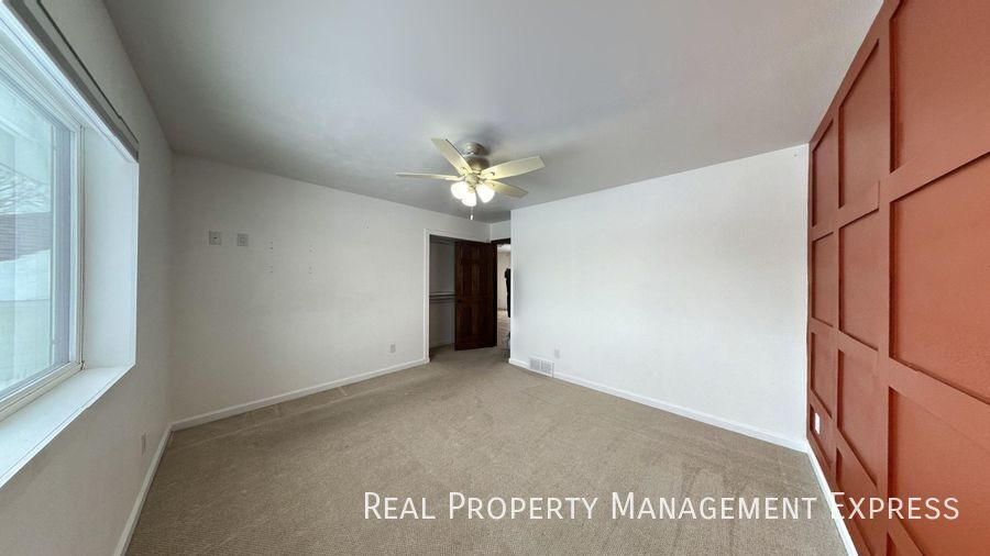 Building Photo - Spacious 4BR, 2BA Gem with Fireplace and Open Basement