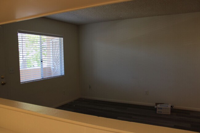 Building Photo - 2 BR, 1 and 1/2 BA Condo with 2 Parking Space