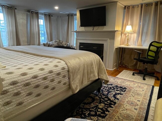 Building Photo - 70 Front St