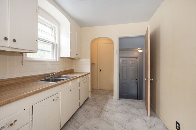 Building Photo - Convenient Showings — No Appointment Needed!
