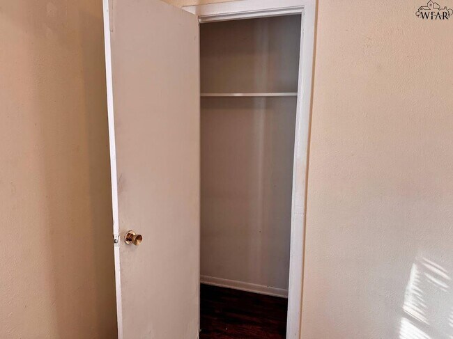 Building Photo - 1612 Phoenix Dr