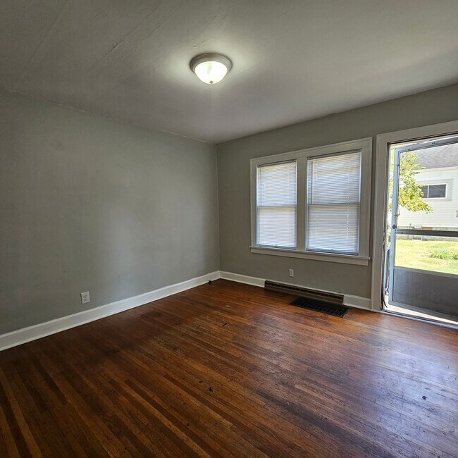 Building Photo - 1223 E 10th St