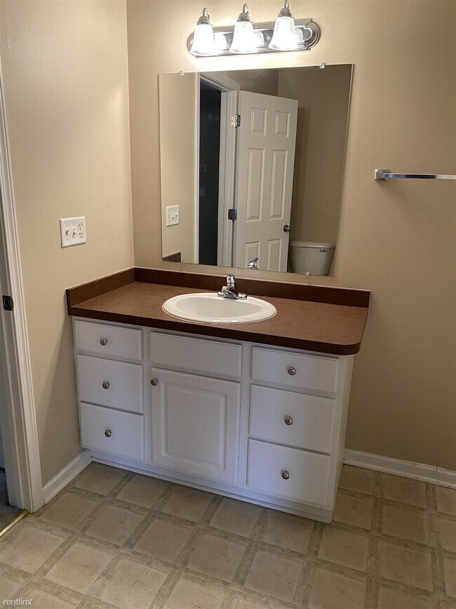 Building Photo - 3 br, 2 bath Condo - 4661 Creekside Drive