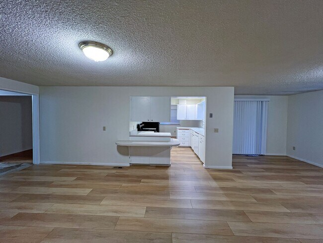 Building Photo - 4 bedroom 2.05 bath rambler on Kent's East...
