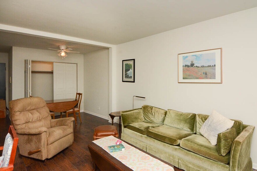 Building Photo - 7319 N Rogers Ave