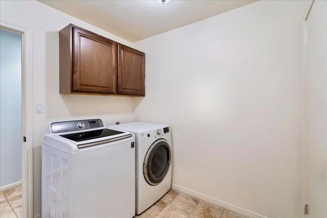 Building Photo - 18231 Lakepoint Cove