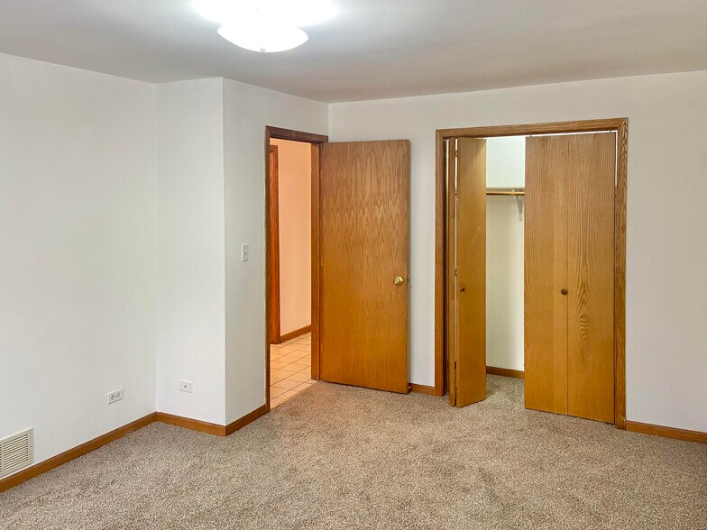 Building Photo - 2708 W 37th Plz