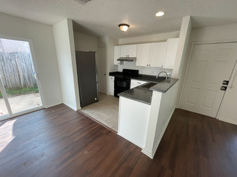 Building Photo - 8826 Meadow Trace St