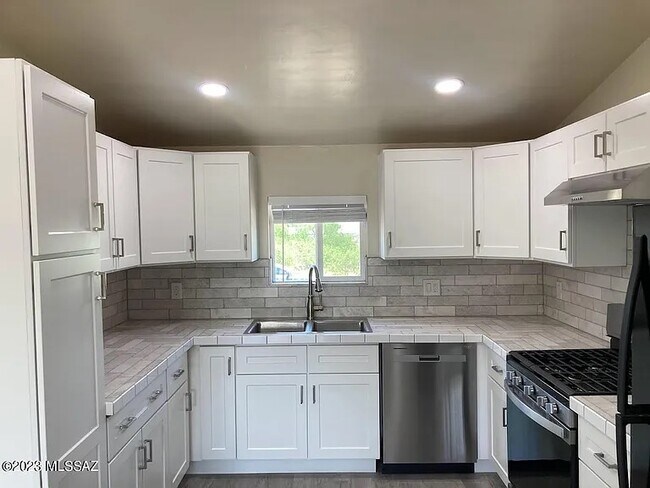 Building Photo - 3181 W Green Park Dr