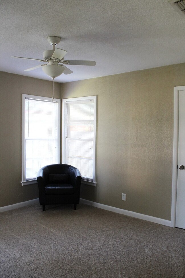 Building Photo - 2347 Edgemont Dr