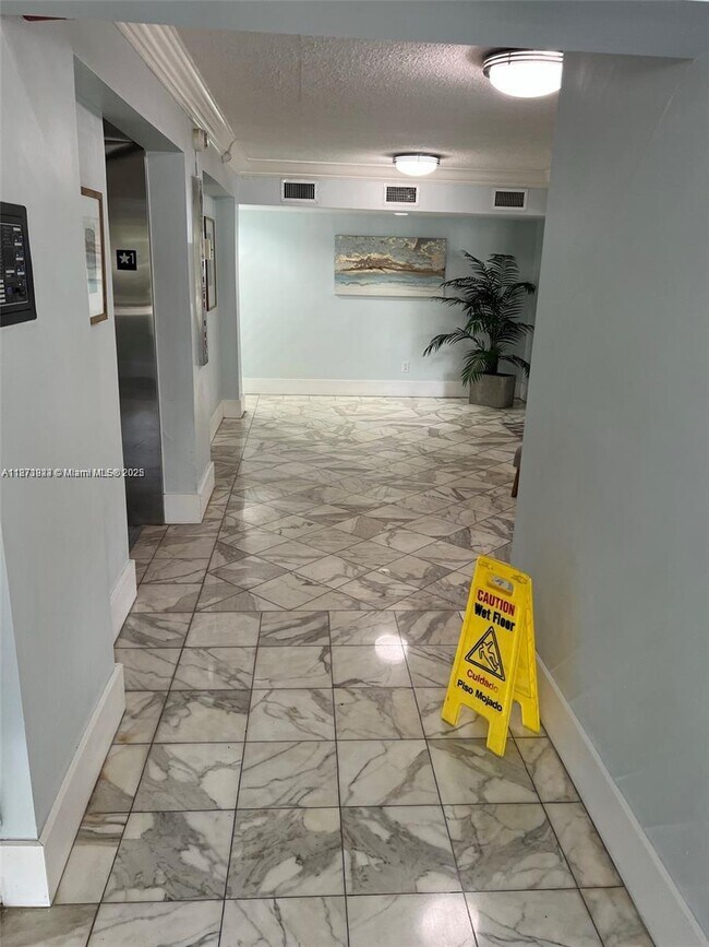 Building Photo - 2000 NE 135th St