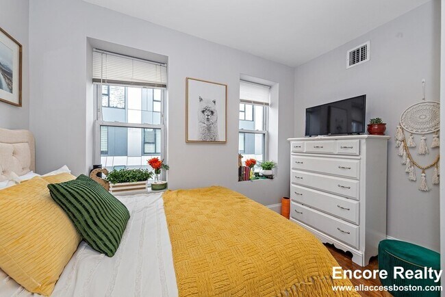 Building Photo - 16 Sewall St