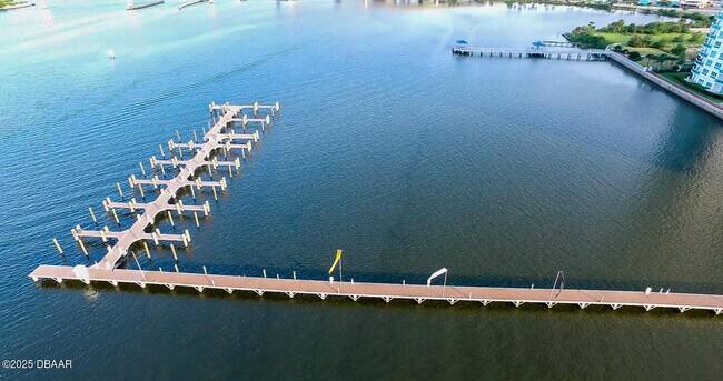 Building Photo - 231 Riverside Dr