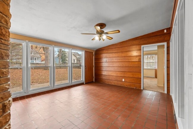 Building Photo - House Close To Campus!