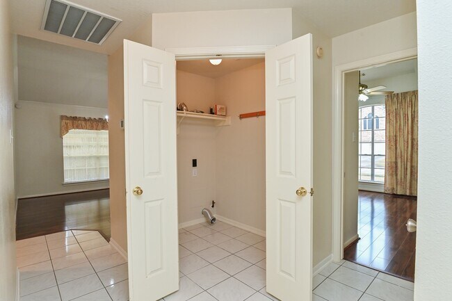 Building Photo - 12227 Meadowglen Dr