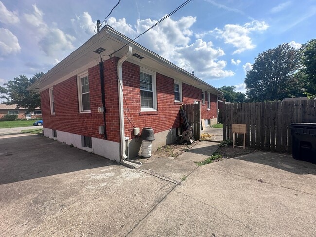 Building Photo - Hikes Point 3+ bedroom home with finished basement and garage