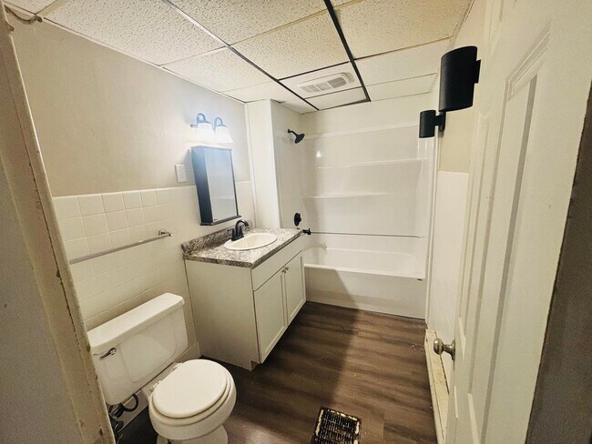 Building Photo - Huge 5BD Two Story Apartment Blocks from Downtown La Crosse