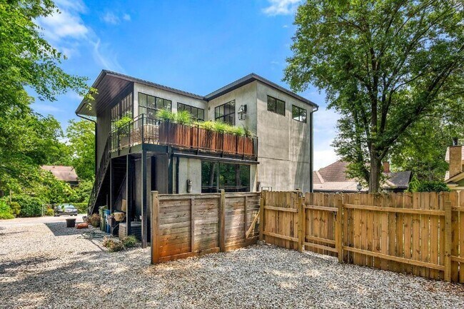 Building Photo - 1008 Albion Ave NE
