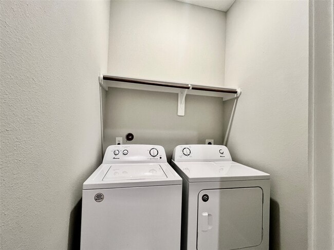 Building Photo - 6712 Parker Oaks Ln