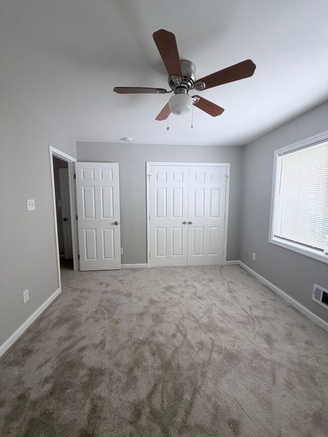 Building Photo - Newly Renovated 2-Bedroom Townhouse in a Prime Location!